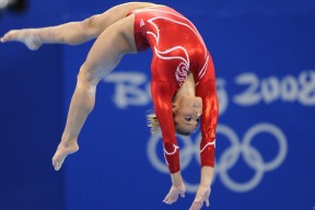 开云体育官方网站-F1年度争冠之夜，巴斯托尼大场面先生