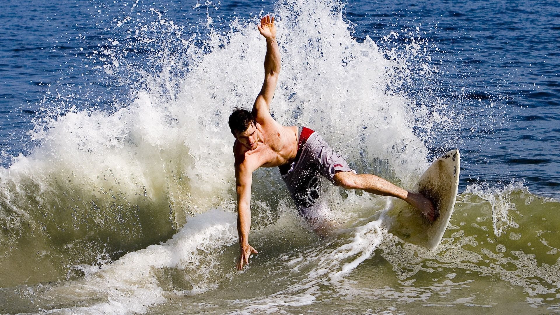 赛道与球场，F1街道赛之夜与库里节奏的共鸣